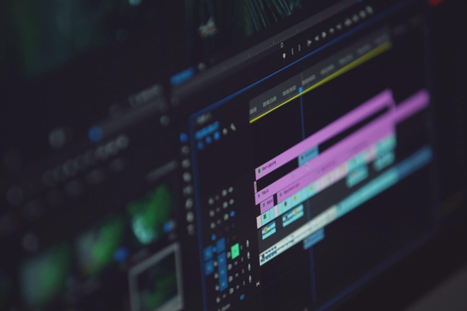 Studio de montage documentaire avec équipement professionnel