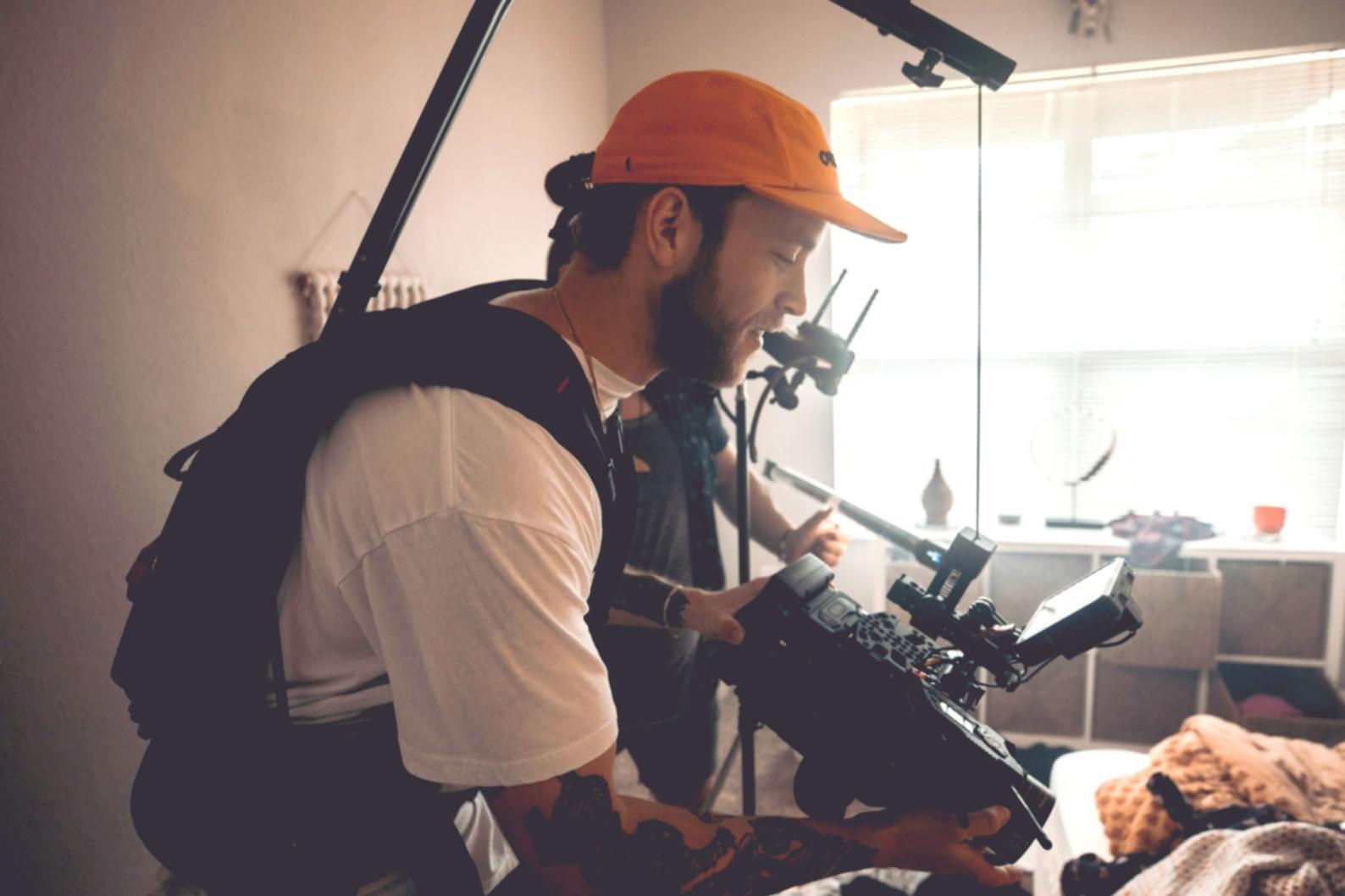 Espace de travail moderne équipé pour la formation au montage documentaire